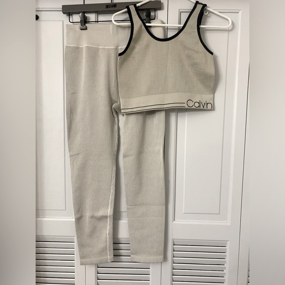 Womens Calvin Klein performance leggings and sports bra. - Picture 2 of 3